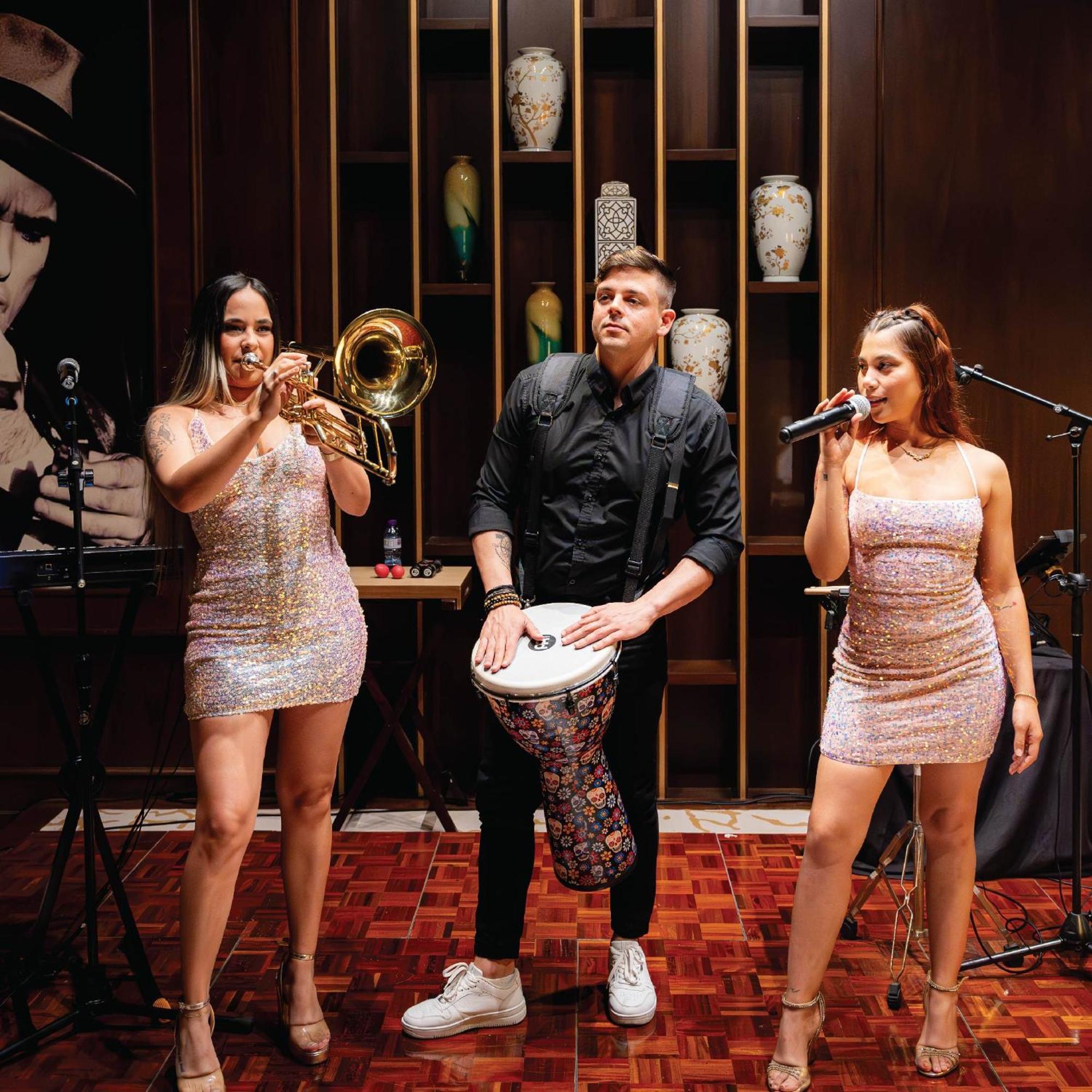Royal Saray Resort Manama Eksteriør bilde The band performing in 2019