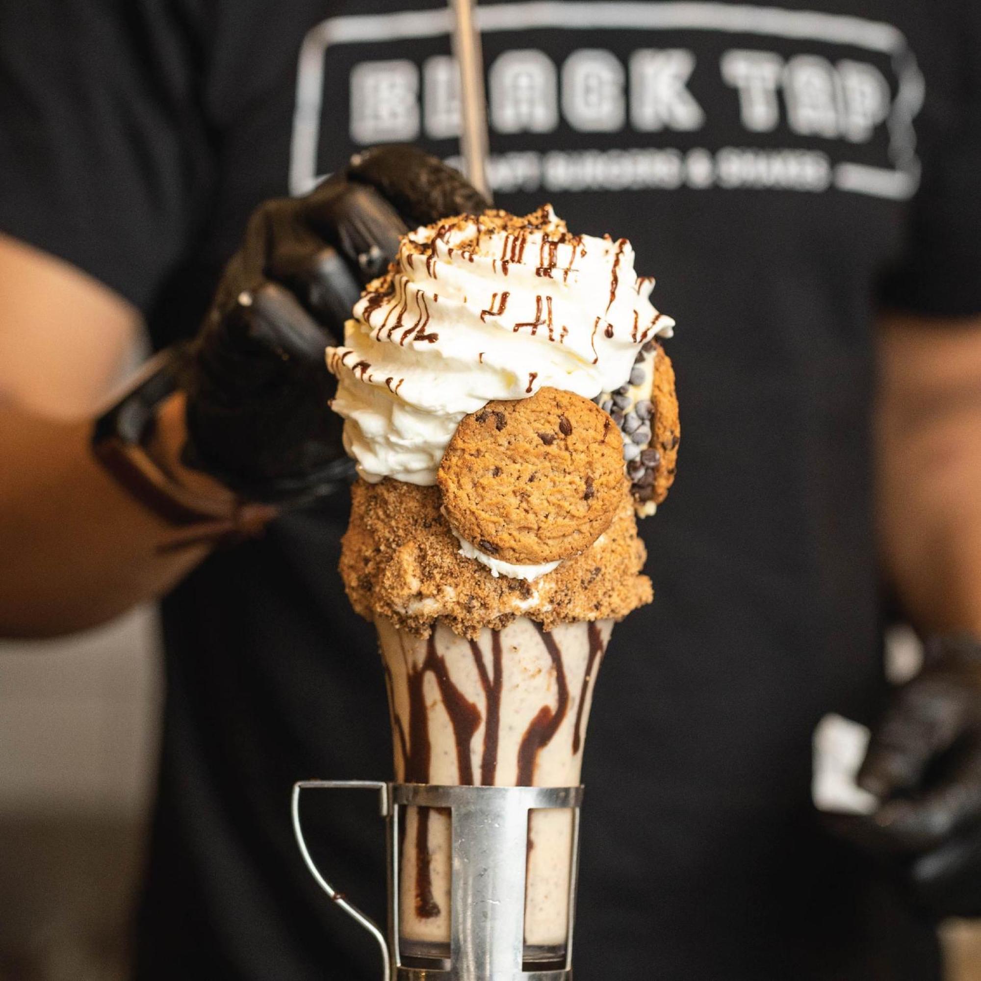 Royal Saray Resort Manama Eksteriør bilde A cookie milkshake