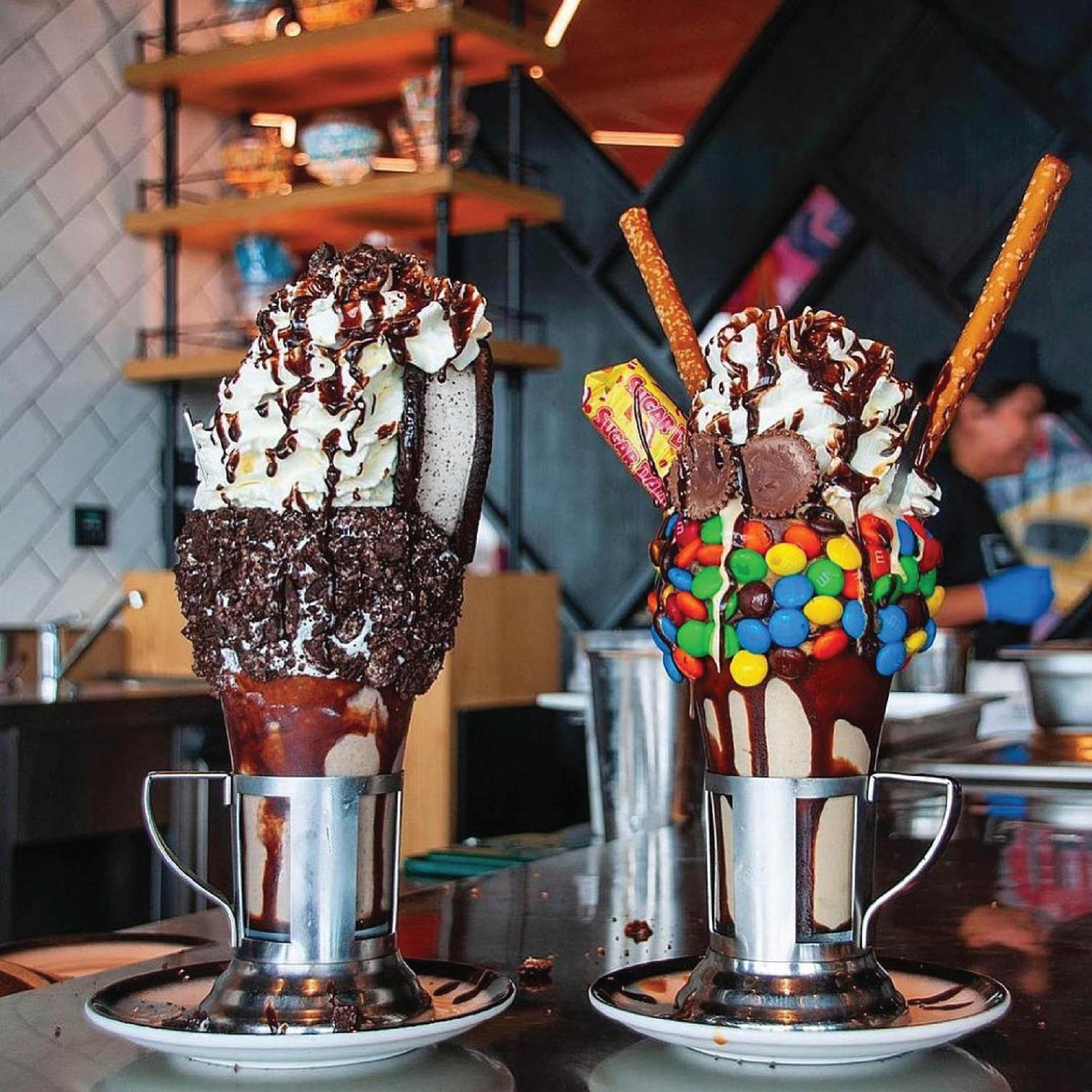 Royal Saray Resort Manama Eksteriør bilde Two milkshakes