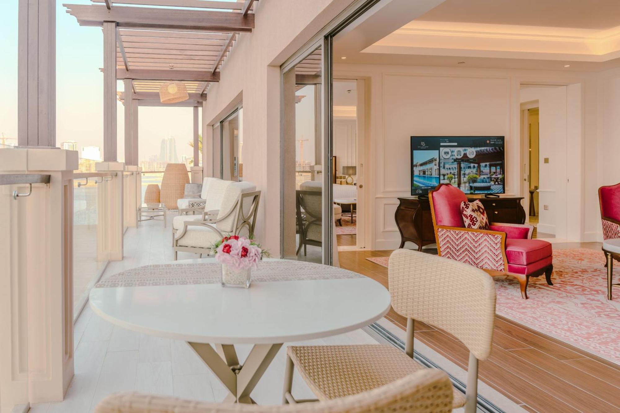 Royal Saray Resort Manama Eksteriør bilde A suite at the Ritz-Carlton, DIFC